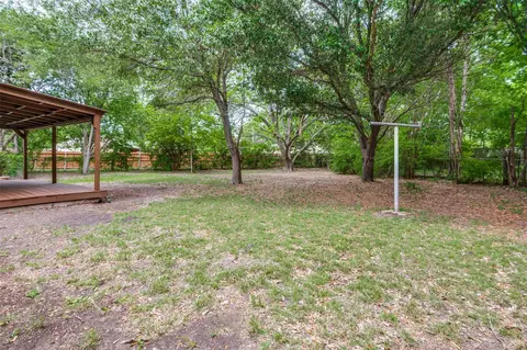 Exterior - 1533 E Springcrest Cir, Lancaster, TX 75134 photo 5 of 6