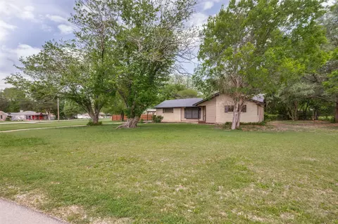 Exterior - 1533 E Springcrest Cir, Lancaster, TX 75134 photo 2 of 6