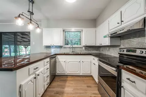 Kitchen - 1533 E Springcrest Cir, Lancaster, TX 75134 photo 4 of 5