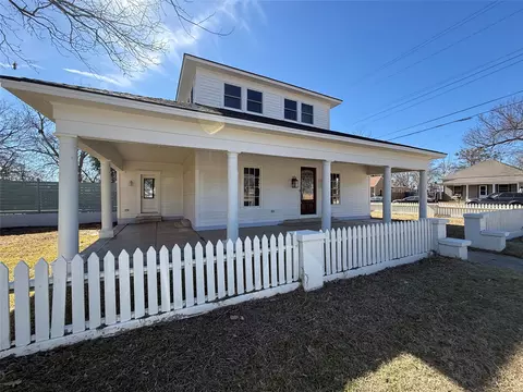 202 Throckmorton St, Weatherford, TX 76086