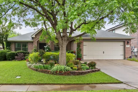 904 Lindstrom Dr, Fort Worth, TX 76131