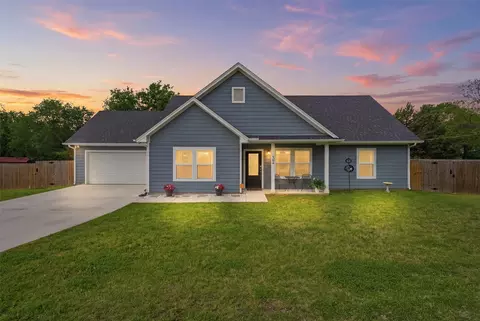 304 W Greenwood Ave, Bowie, TX 76230