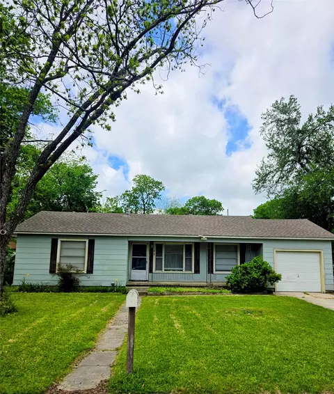 1813 Throckmorton St, Gainesville, TX 76240