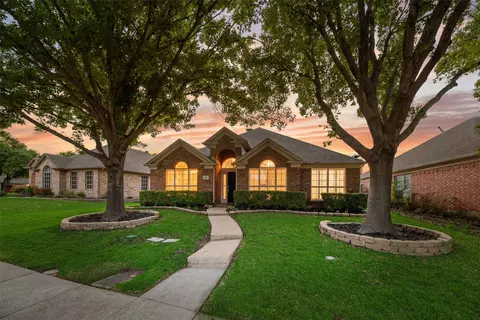 Exterior - 336 Touchdown Dr, Irving, TX 75063 photo 3 of 6