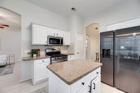 Kitchen - 336 Touchdown Dr, Irving, TX 75063 photo 2 of 3