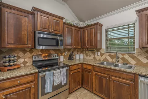 Kitchen - 161 Bent Tree Loop, Haughton, LA 71037 photo 2 of 4