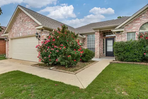 5673 Rockport Ln, Haltom City, TX 76137