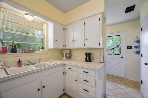 Kitchen - 1113 W Will White Rd, Kemp, TX 75143 photo 2 of 3