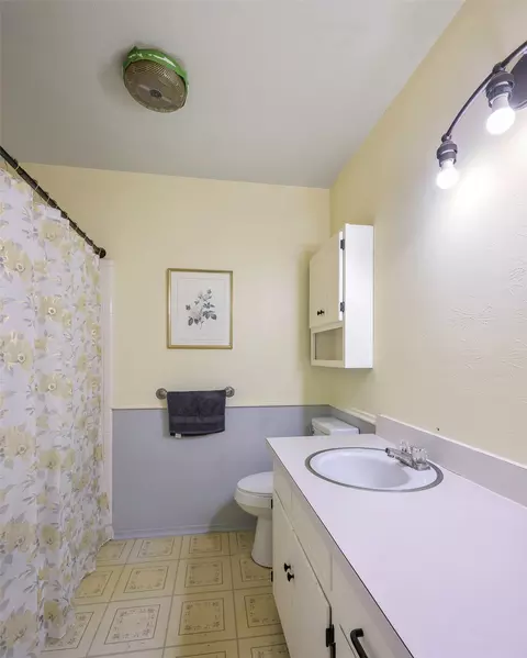 Bath - 1113 W Will White Rd, Kemp, TX 75143 photo 1 of 1