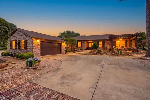 4016 Crescent Dr, Granbury, TX 76049