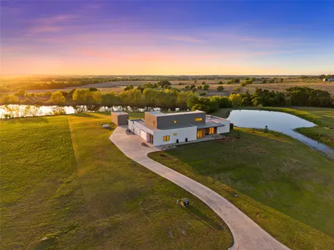 356 Bold Springs Ct, West, TX 76691
