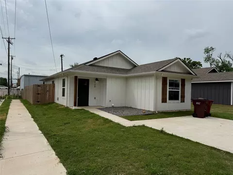 420 E 5th St, Bonham, TX 75418