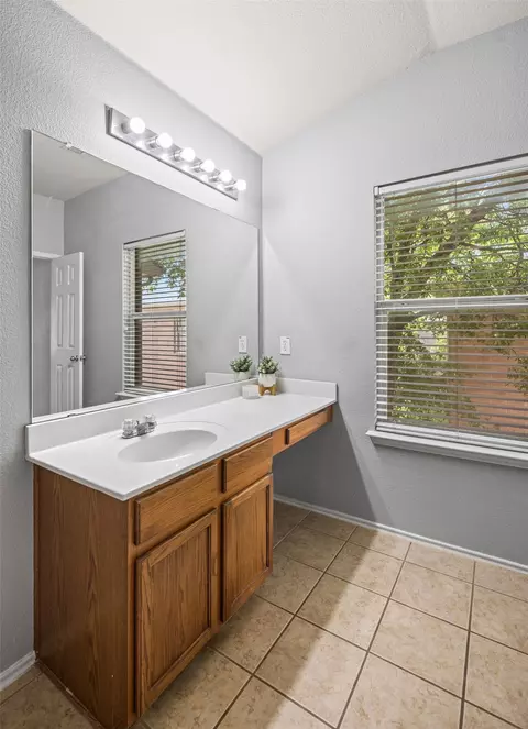 Bath - 601 Amy Way, Euless, TX 76039 photo 2 of 5