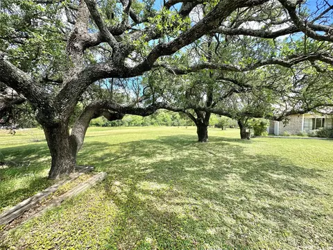 Exterior - 500 Apache Trl, Comanche, TX 76442 photo 6 of 8