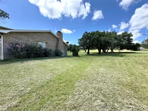 Exterior - 500 Apache Trl, Comanche, TX 76442 photo 4 of 8