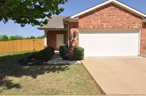 7512 Howling Coyote Ln, Fort Worth, TX 76131