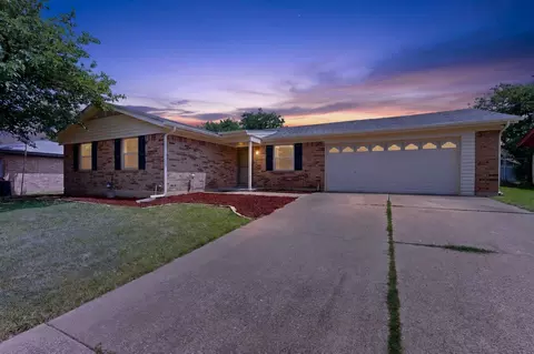 4512 Tiptop St, Haltom City, TX 76117