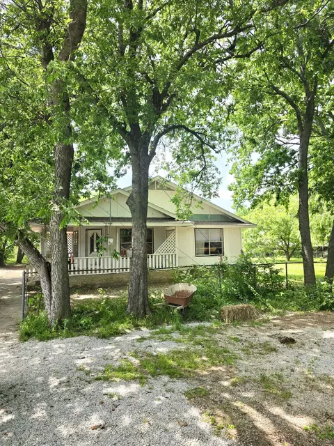 417 W Huffman St, Krum, TX 76249