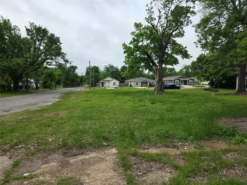 619 E 3rd St, Bonham, TX 75418