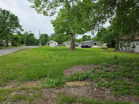 619 E 3rd St, Bonham, TX 75418 photo 2