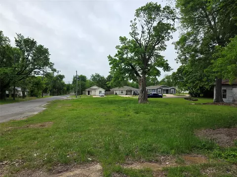 619 E 3rd St, Bonham, TX 75418 photo 3