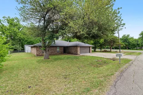 100 Pecan Cir, Trenton, TX 75490