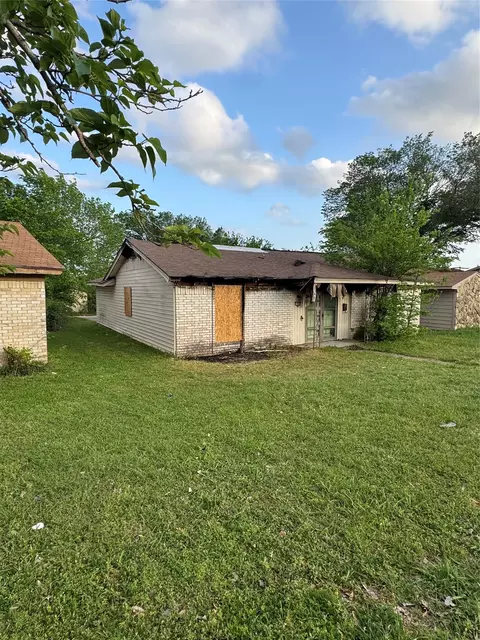 1850 Red Cloud Dr, Dallas, TX 75217