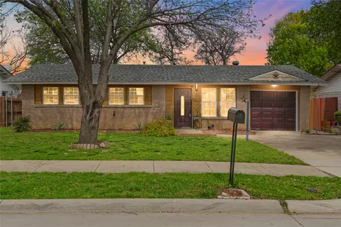 1605 E Lovers Ln, Arlington, TX 76010
