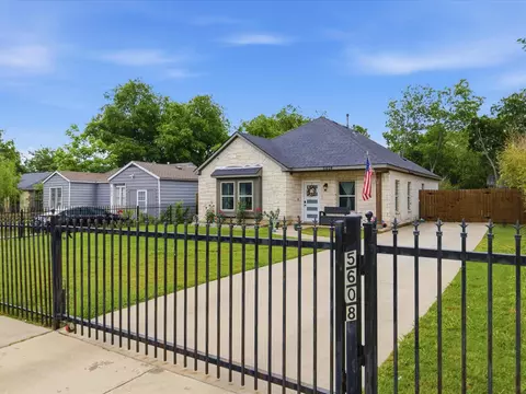 5608 King Ct, Fort Worth, TX 76112