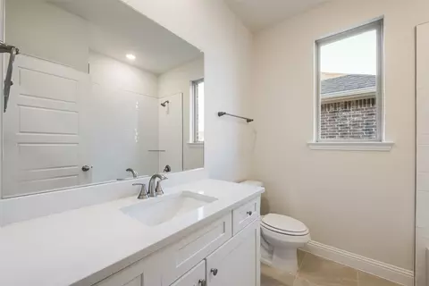 Bath - 2012 Beeflower St, Celina, TX 75009 photo 3 of 4