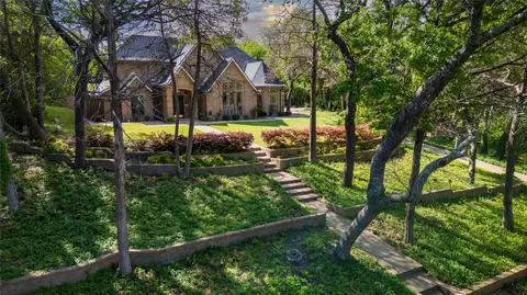 1254 Whispering Oaks Dr, Desoto, TX 75115