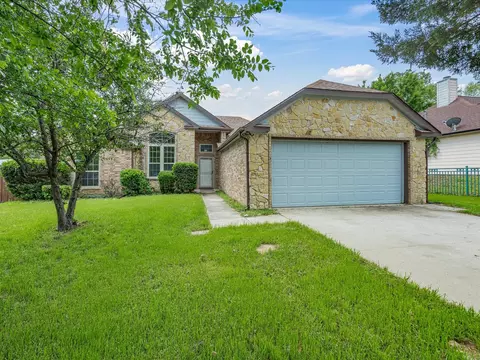 621 Lamp Post Ln, Oak Point, TX 75068