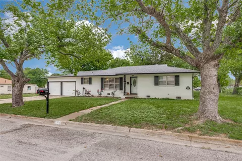 501 Lindsey St, Bowie, TX 76230