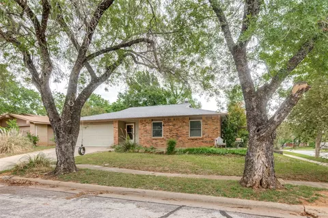 2511 Ridgemoor Ct, Arlington, TX 76016