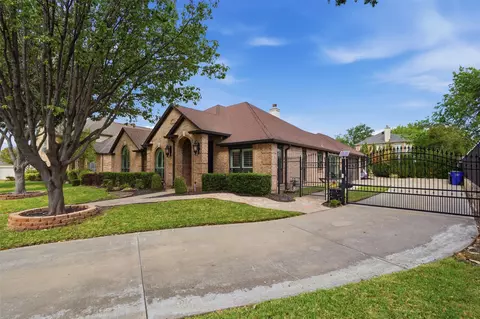 717 Saint Johns Dr, Mansfield, TX 76063