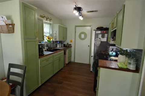 Kitchen - 1306 Clearfield Dr, Cleburne, TX 76033 photo 2 of 2