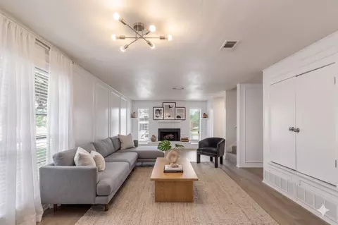 1620 Brown Trl, Hurst, TX 76054