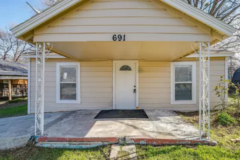 691 Meadow Park Dr, White Settlement, TX 76108