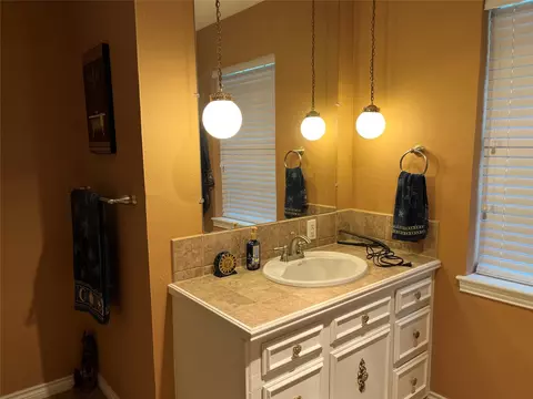 Bath - 2801 Rix St, Commerce, TX 75428 photo 5 of 6