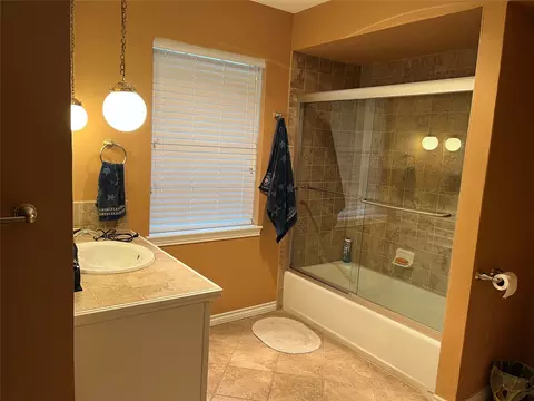 Bath - 2801 Rix St, Commerce, TX 75428 photo 4 of 6