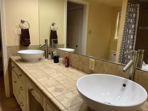 Bath - 2801 Rix St, Commerce, TX 75428 photo 2 of 6