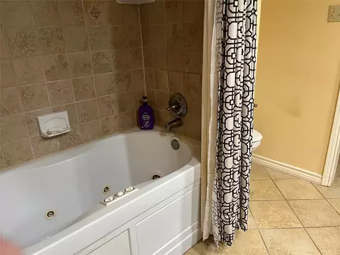 Bath - 2801 Rix St, Commerce, TX 75428 photo 1 of 6