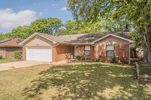 912 Red Oak St, Azle, TX 76020