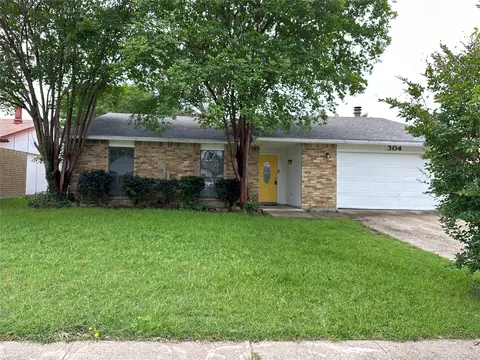 304 Long Canyon Dr, Mesquite, TX 75150