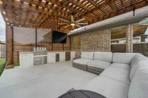 5405 High Pointe Dr, Haltom City, TX 76137