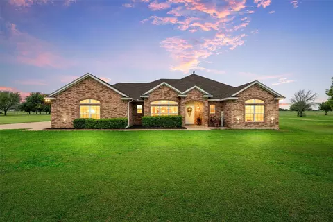 330 N Quail Run Dr, West, TX 76691