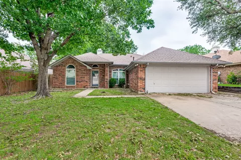 721 Deauville Dr, Fort Worth, TX 76108