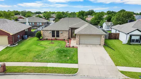 817 Amber Dr, Saginaw, TX 76179