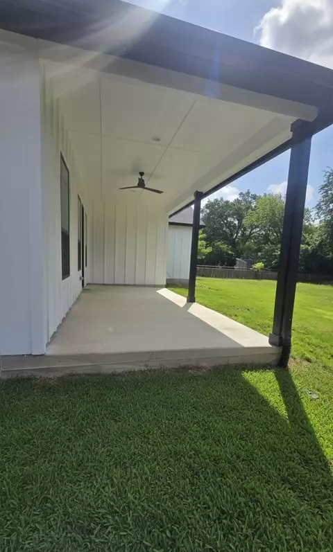 Exterior - 1106 E Sixth St, Springtown, TX 76082 photo 4 of 7
