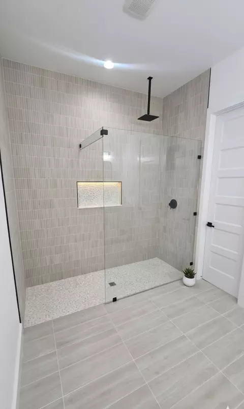 Bath - 1106 E Sixth St, Springtown, TX 76082 photo 2 of 4